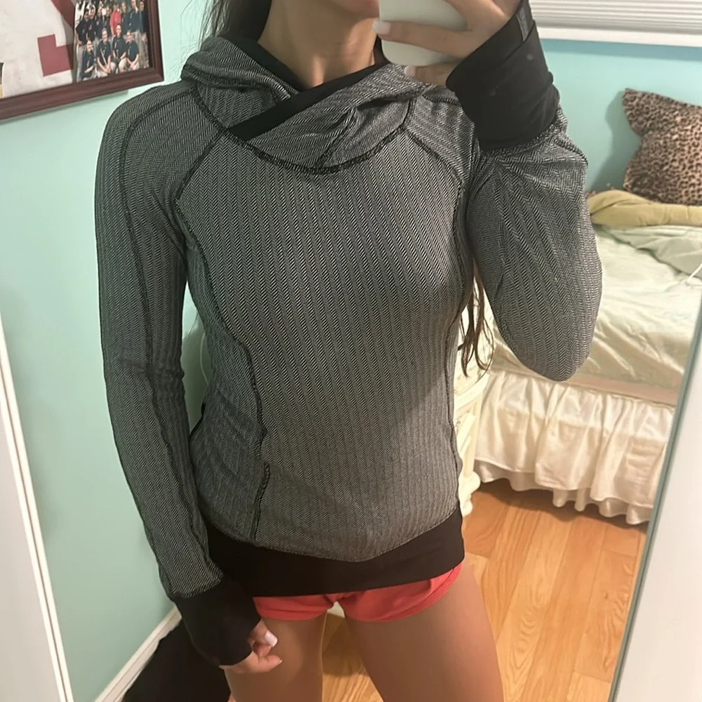 🍋Lululemon Pullover - Picture 1 of 6